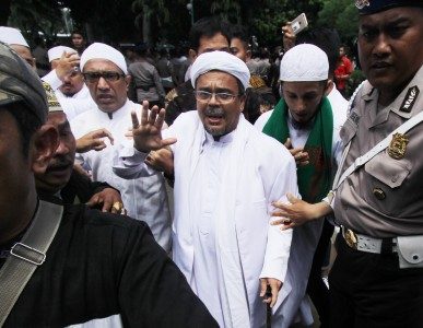 Habib Rizieq Shihab (tengah) tiba di Polda Metro Jaya, Jakarta, Senin (23/1). Foto oleh Reno Esnir/ANTARA 