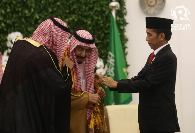PENGHARGAAN. Presiden Joko "Jokowi" Widodo memberikan penghargaan Bintang RI Adipurna kepada Raja Saudi, Salman Abdulaziz Al Saud di Istana Bogor pada Rabu, 1 Maret. Foto: istimewa 
