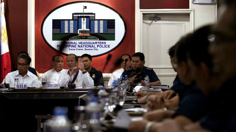 DILG Secretary Mar Roxas (L) and PNP chief Director General Alan Purisima (R) flank President Benigno Aquino III during an April 2014 command conference in Camp Crame. File photo by Rey Baniquet/Malacañang Photo Bureau  