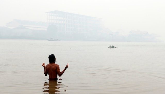 DESPERATION. Suffocating haze traps residents who have no place to go. Photo from EPA 