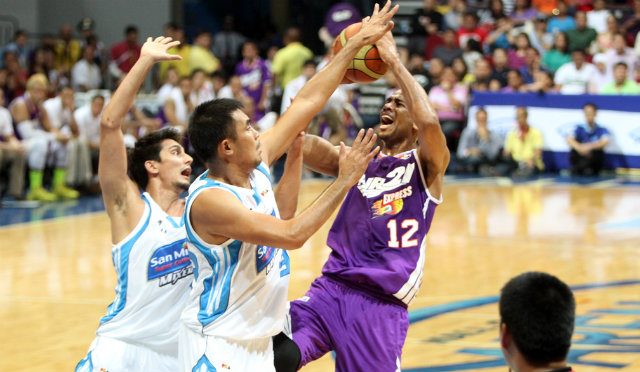 Air21's Wesley Witherspoon tries to put up a shot over San Mig Coffee's Alex Mallari and Yancy De Ocampo. Photo by Nuki Sabio/PBA Images