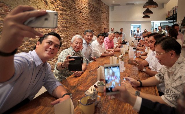 FOODIE CULTURE. President Duterte and his Cabinet members enjoy nasi lemak for lunch with Prime Minister Lee Hsien Loong. Photo by Singapore Ministry of Communications and Information 