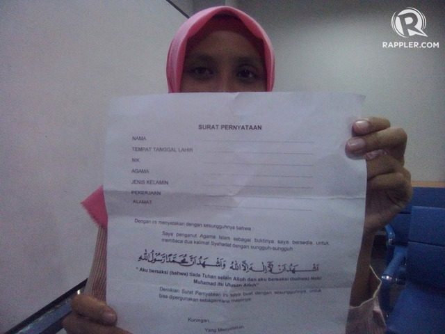 Seorang jemaah Ahmadiyah menunjukkan surat pernyataan membaca syahadat untuk bisa mendapatkan KTP Elektronik, Senin (24/7). Foto oleh Muhammad Harvan/Rappler 