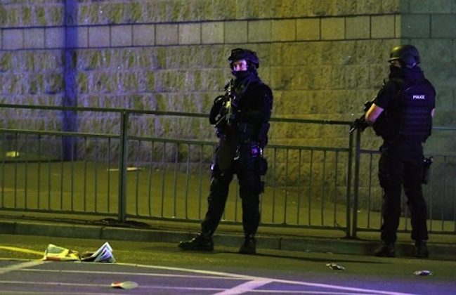Polisi masih berjaga-jaga di sekitar Manchester Arena, lokasi terjadinya ledakan saat gelaran konser Ariana Grande, Senin, 22 Mei malam. Foto oleh Paul Ellis/AFP. 