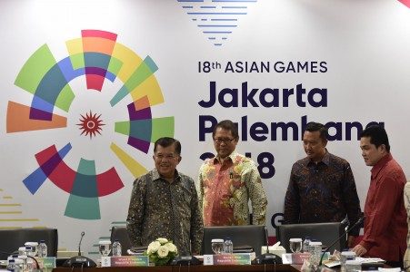 Wakil Presiden Jusuf Kalla (kiri) didampingi Menteri Pemuda dan Olahraga Imam Nahrawi (kedua kanan), Menkominfo Rudiantara (kedua kiri) dan Ketua Komite Olimpiade Indonesia Erick Thohir (kanan) tiba untuk memimpin rapat persiapan Asian Games 2018 di kantor Sekretariat Komite Penyelenggara Asian Games (INASGOC), Jakarta, Sabtu (25/3). Foto oleh Puspa Perwitasari/ANTARA 