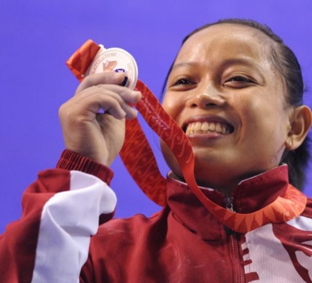 PERAIH MEDALI ANGKAT BESI PERTAMA. Lisa Rumbewas mengharumkan nama Indonesia di cabang olah raga angkat besi dengan meraih medali emas di Olimpiade Sydney tahun 2000 lalu. Foto oleh Rosa Panggabean/ANTARA 