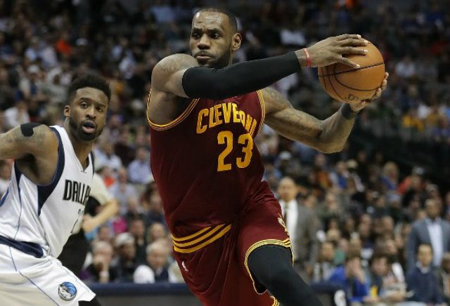 WATCH: LeBron bends time and space with no-look pass