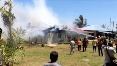 Pesawat akrobatik tim Jupiter Indonesia sesaat setelah jatuh di rumah warga, lokasi sekitar Bandara Langkawi, Malaysia, Minggu, 14 Maret 2015. Screen shoot dari Youtube 