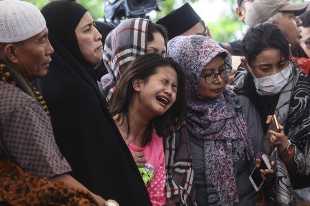 Korban selamat dalam kasus pembunuhan Pulomas Zanette Kalila (tengah) bersama Ibunya Rosi Herawati (kedua kiri) menghadiri pemakaman keluarga mereka yang tewas dalam kasus itu di TPU Tanah Kusir, Jakarta, Rabu (28/12). Foto oleh Muhammad Adimaja/ANTARA 