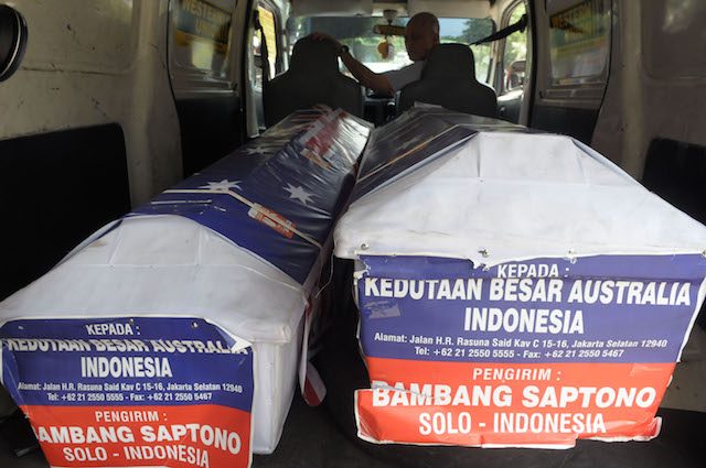 Dua peti jenazah tiba di Kedutaan Besar Australia di Jalan Rasuna Said, Jakarta, Senin, 9 Maret 2015. Gatta Dewabrata/Rappler 