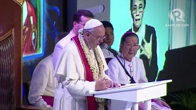 GOD'S MESSAGE. A deaf interpreter relays Pope Francis' message to deaf people during the pontiff's encounter with families in the MOA Arena. Photo from Rappler     