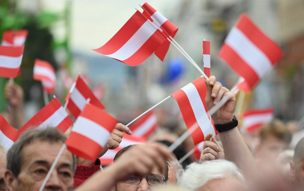 Austrians vote with conservatives in lead