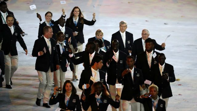 Refugee team receives warm welcome at Olympics opening