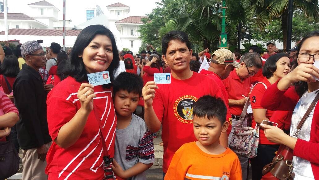 Pendukung Ahok mengumpulkan KTP untuk petisi penangguhan penahanan Ahok di depan Balai Kota, Kamis (11/5). Foto oleh Rika Kurniawati/Rappler 