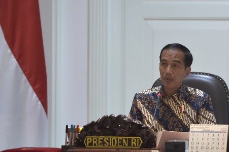 Presiden Joko Widodo memimpin rapat terbatas mengenai perlindungan konsumen di Kantor Presiden, Jakarta, Selasa (21/3).  Foto oleh Rosa Panggabean/ANTARA 