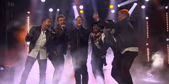 Backstreet Boys dan James Corden. Foto dari screen capture akun youtube 'The Late Late Show'. 
