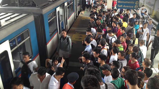 LONG LINES. Long lines are a common sight at stations of the Metro Rail Transit Line 3 (MRT3). Rappler file photo 