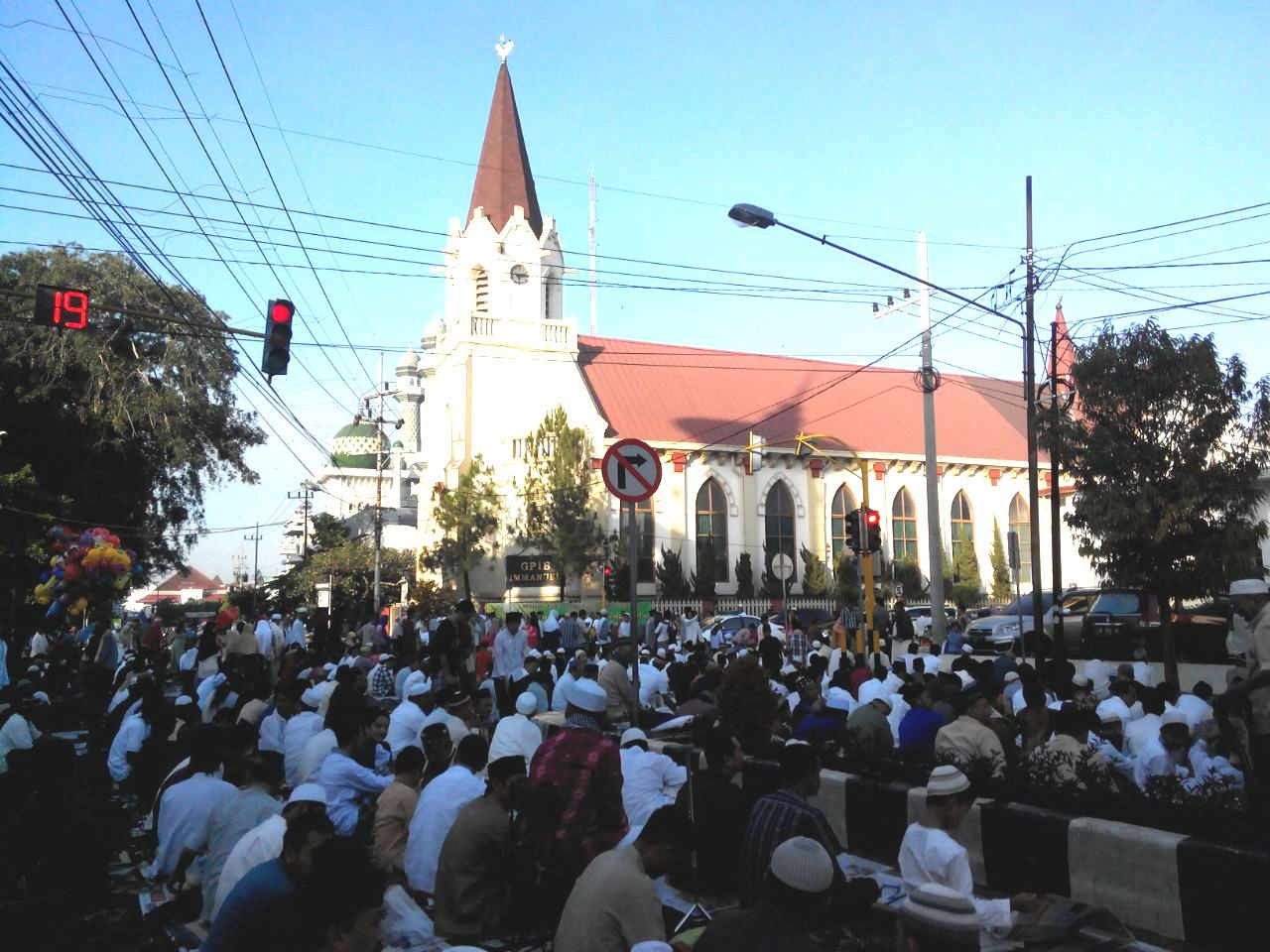 Umat Islam di Malang salat Ied di halaman gereja