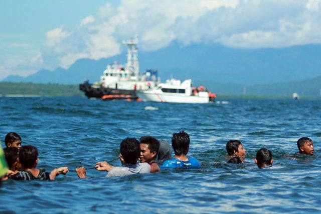 Tim SAR melakukan pencarian korban Kapal KMP Refelia II yang tenggelam di Selat Bali, Banyuwangi, Jumat, 4 Maret. Foto oleh Budi Candra Setya/ANTARA 