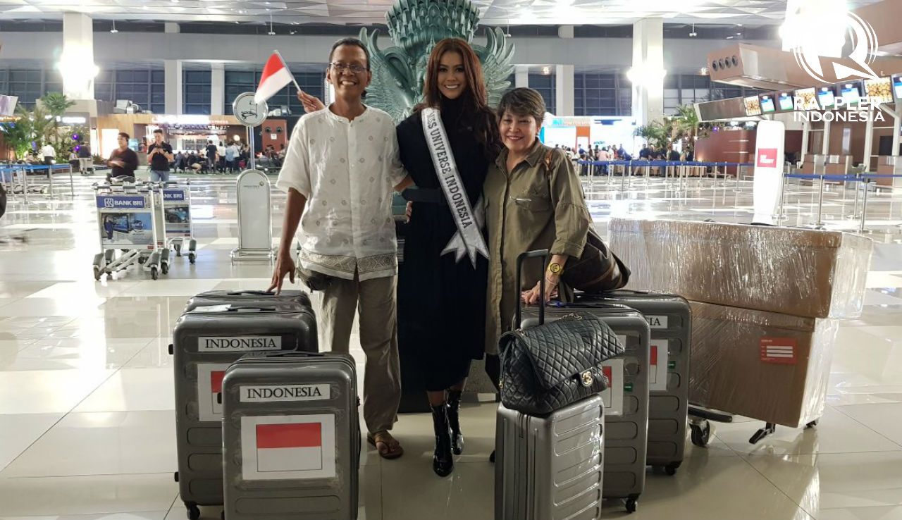 MU2017. Puteri Indonesia 2017 Bunga Jelitha Ibrani diapit kedua orang tuanya saat akan berangkat menuju Las Vegas. Foto oleh Sakinah Ummu Haniy/Rappler 