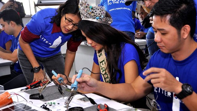 Miss Earth 2015 Angelia Ong, along with 5 other delegates, helped Pepsi volunteers produce solar bottle lights  