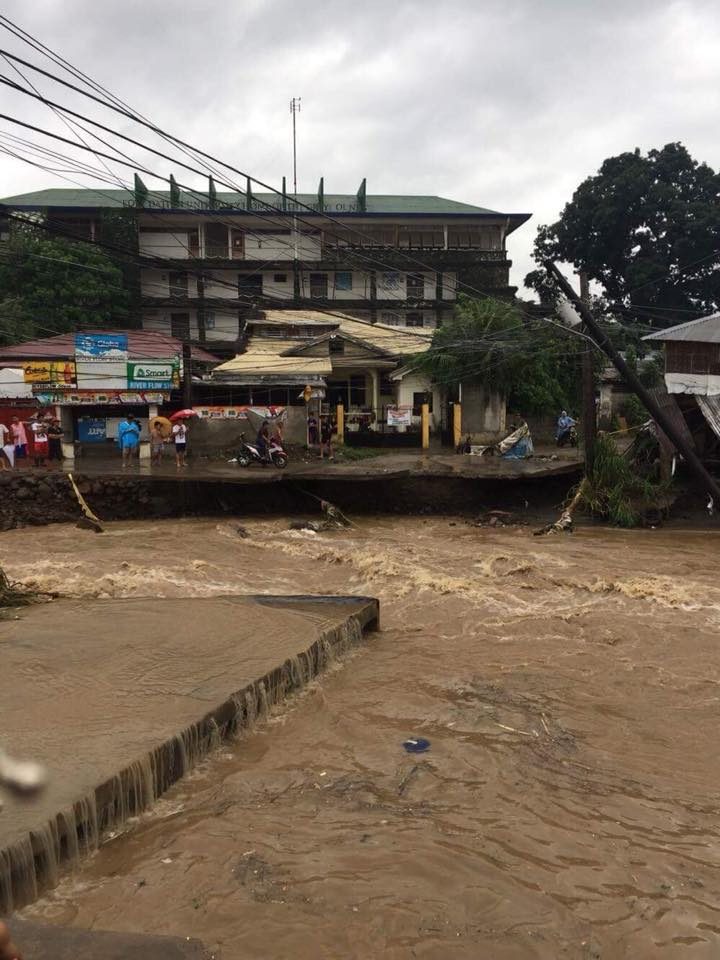 INACCESSIBLE. The Banica River overflows and leaves an area in Dumaguete City inaccessible on October 19, 2017. Photo by Francis Luwee Luce 