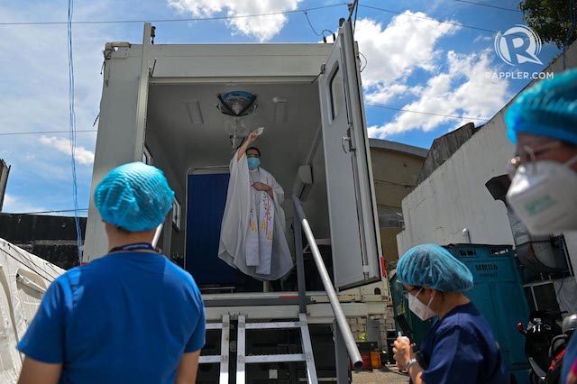 SAFER UNITS. Following the mass, Fr. Sascon blesses the newly-built quarantine rooms and other COVID-19 facilities. Photo by Alecs Ongcal/Rappler 
