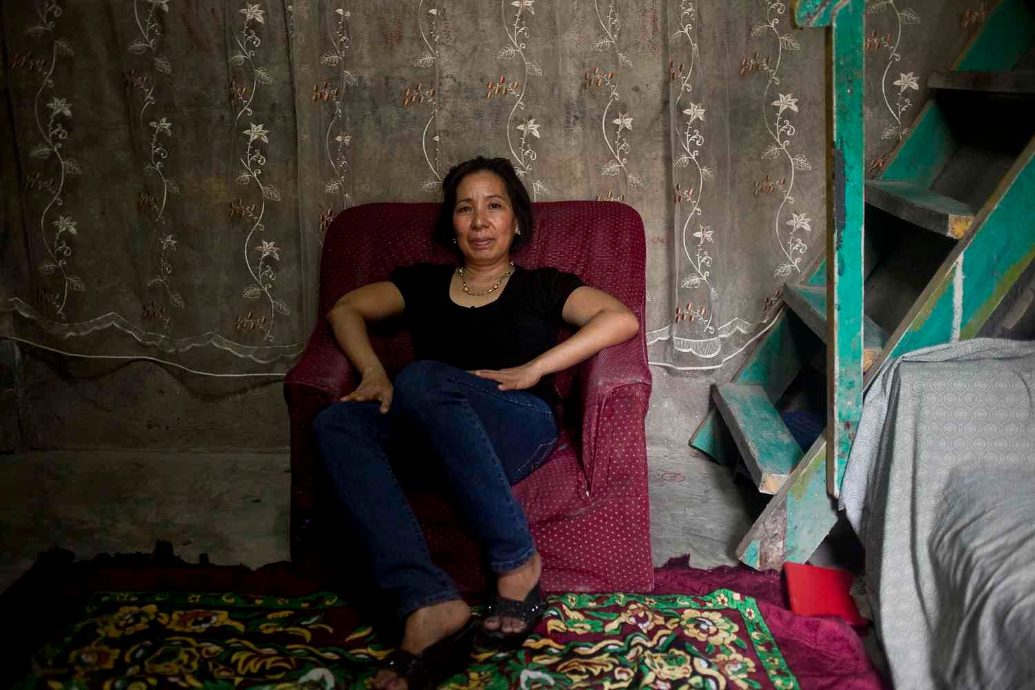 HOME. Maribeth Manguerra, home from her third contract overseas. Photo by Geric Cruz
