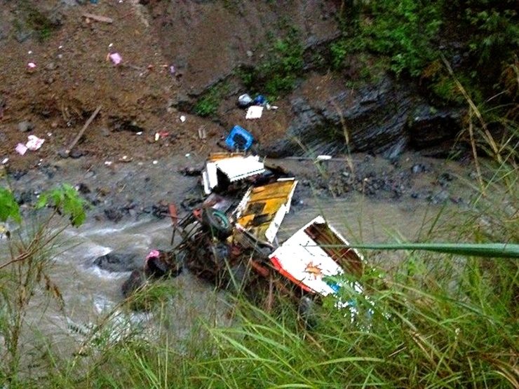 DEADLY FALL. The wreckage of the Ford Fiera that crashed into a ravine in Benguet on September 9, 2014. Photo courtesy of PNP-Buguias