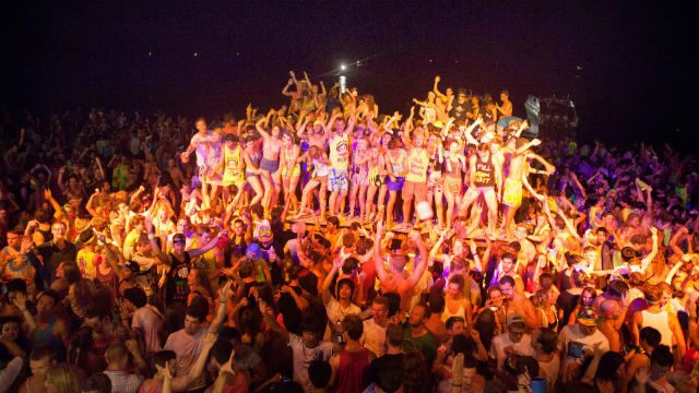 Thai junta relaxes curfew for full moon party