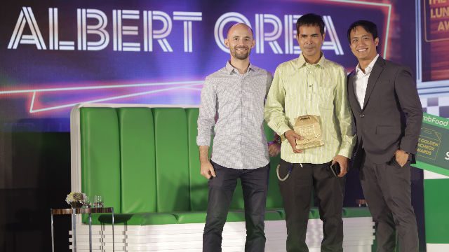 TOP GRAB DRIVER. Grab Philippines country advisor Chris Taylor, Top GrabFood Delivery-Partner awardee Albert Orea, and GrabFood Philippines head EJ Dela Vega during the Golden Lunchbox Award. Photo by Grab PH 