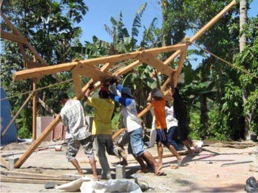 Relawan United of Nothing membangun kembali rumah-rumah yang roboh akibat gempa Yogyakarta pada 27 Mei 2006. Foto dari unitedofnothing.wordpress.com 