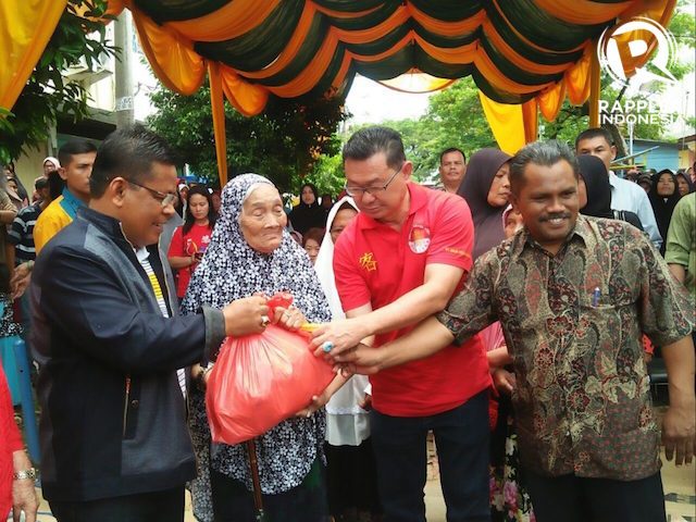 BANTUAN. Walikota Banda Aceh (kiri) saat menyerahkan bantuan Hakka. Foto oleh Habil Razali/Rappler 