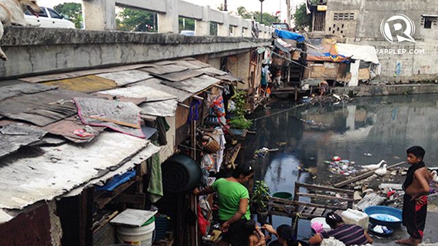 FUNCTION AS A COMMUNITY. Despite the unusual setup, the residents of Estero de Pandacan still go about their daily lives. 