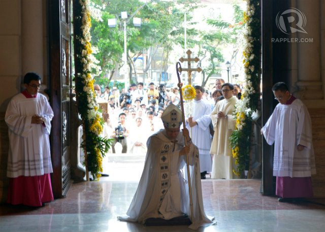 ENTERING HOLY DOOR. Manila Archbishop Luis Antonio Cardinal Tagle becomes the first to enter the Holy Door of the Manila Cathedral on December 9, 2015, as he opens the Jubilee Year of Mercy in Manila. Photo by Roy Lagarde/Rappler