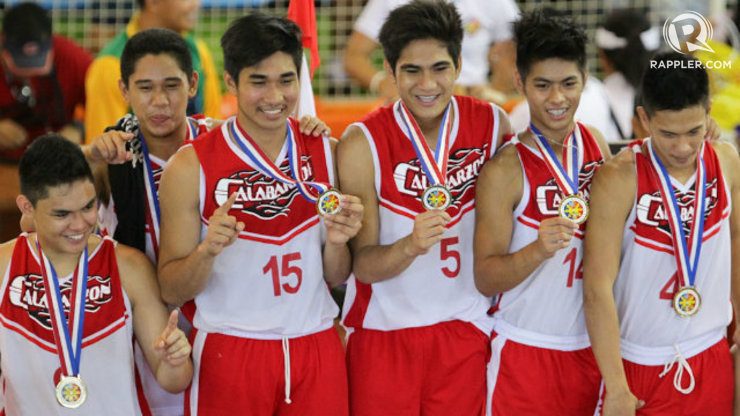 The Calabarzon crew shows off their Palaro medals. Photo by Mark Cristino/Rappler