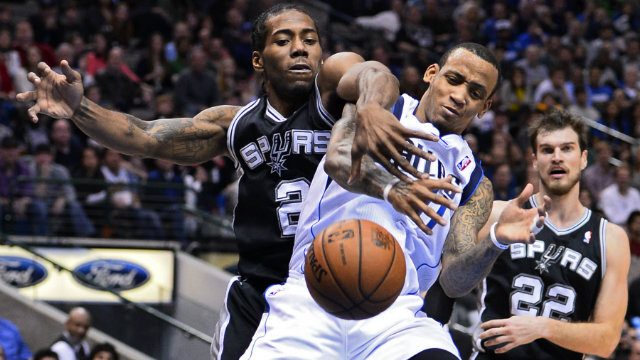The Spurs' Kawhi Leonard (L) and Dallas' Monta Ellis (R) tussle over a ball. Photo by Larry W. Smith/EPA