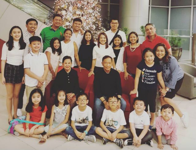 A BINAY CHRISTMAS. Binay, his wife Elenita, their children, and grandchildren celebrate Christmas in December 2016. Photo from Nancy Binay's Instagram account  