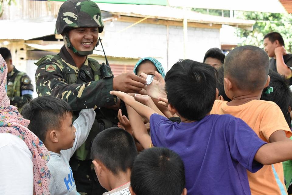 Tentara menyiapkan dapur keliling untuk melayani pengungsi Marawi