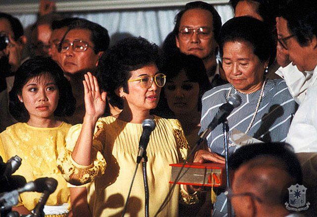 1986. Corazon Aquino takes her oath of office before Supreme Court Chief Justice Claudio Teehankee Sr. Photo from Malacañang   