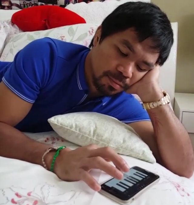 WATCH: ‘Bored’ Pacquiao plays with phone during Mayweather fight