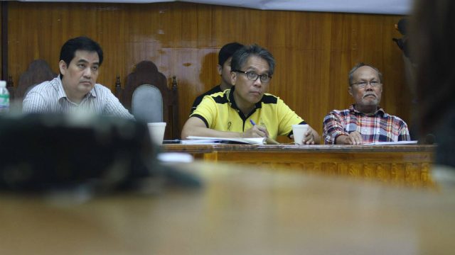 FRONTLINE TEAM. DILG chief Mar Roxas (center) joins coordination meetings between officials in Borongan, Eastern Samar on December 5, 2014. File photo by the Presidential Communications Development and Strategic Planning Office