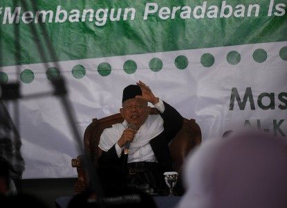 Ketua MUI KH Ma'ruf Amin berpidato di Ponpes Alkhariyah saat tabligh akbar, di Citangkil, Cilegon, Banten, Jumat (7/4). Foto oleh Asep Fathulrahman/ANTARA   