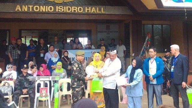 THANKING THE SECURITY FORCES. MSU thanks the military and the police for securing MSU-Marawi. Photo by Ysmael Mangorsi 