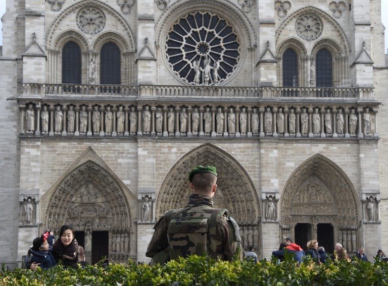 ON GUARD. A French soldier patrols next to the Notre-Dame cathedral in Paris on December 24, 2015 as part of security measures set following the November 13 Paris terror attacks. Photo by AFP 