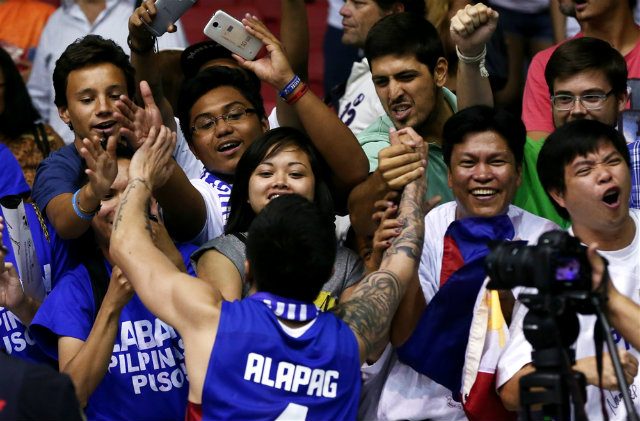 Jimmy Alapag interacts with the fans after the Philippines' win over Senegal. Photo from FIBA.com
