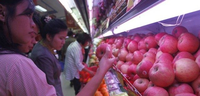 APEL IMPOR. Apel impor di jual di pasar swalayan. Foto oleh ANTAR Foto 