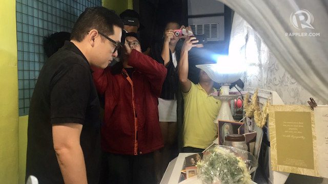 PAYING RESPECTS. Senator Paolo Benigno Aquino IV visits the wake of Kian Loyd delos Santos. Photo by Eloisa Lopez/Rappler  
