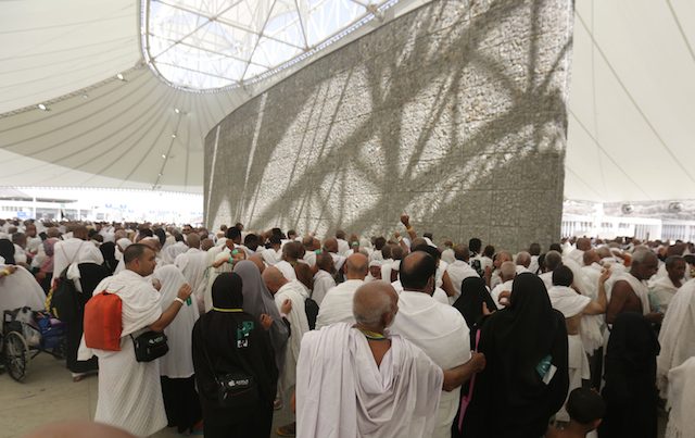 BATU. Jemaah haji melempar jumrah dalam prosesi ibadah haji di Mina, Arab Saudi, 24 September 2015. Foto oleh Amel Pain/EPA 