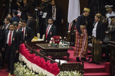 Presiden Joko Widodo (kedua kanan) berbincang dengan Wakil Presiden Jusuf Kalla (kanan) seusai Sidang Tahunan MPR Tahun 2017 di Kompleks Parlemen, Senayan, Jakarta, Rabu (16/8). FOTO oleh M Agung Rajasa/ANTARA 